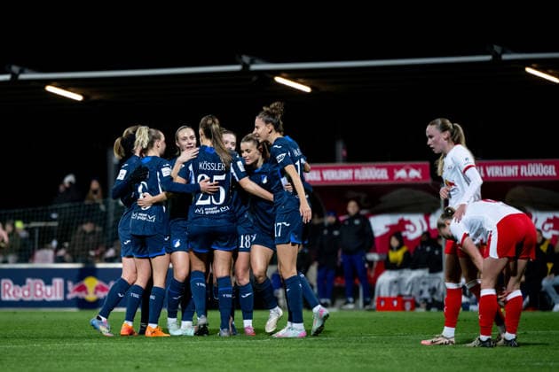 Wielle Douma (TSG Hoffenheim, 13), Vanessa Diehm (TSG Hoffenheim, 06), Jamilla Rankin (TSG Hoffenheim, 05), Melissa Koessler (TSG Hoffenheim, 25), Valesca Ampoorter (TSG Hoffenheim, 18), Franziska Harsch (TSG Hoffenheim, 17) jubeln ueber das Tor zum 0:1, GER, RB Leipzig vs TSG 1899 Hoffenheim, Fussball Google Pixel Frauen Bundesliga, 13. Spieltag, Saison 2025 2026, 14.12.2025 DFB regulations prohibit any use of photographs as image sequences and or quasi-video GER, RB Leipzig vs TSG 1899 Hoffenheim, Fussball Google Pixel Frauen Bundesliga, 13. Spieltag, Saison 2025 2026, 14.12.2025 Leipzig Copyright: xEibner-Pressefoto Memmlerx EP_MMR