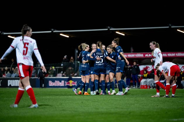 Vanessa Diehm (TSG Hoffenheim, 06), Jamilla Rankin (TSG Hoffenheim, 05), Melissa Koessler (TSG Hoffenheim, 25), Valesca Ampoorter (TSG Hoffenheim, 18), Franziska Harsch (TSG Hoffenheim, 17) jubeln ueber das Tor zum 0:1, GER, RB Leipzig vs TSG 1899 Hoffenheim, Fussball Google Pixel Frauen Bundesliga, 13. Spieltag, Saison 2025 2026, 14.12.2025 DFB regulations prohibit any use of photographs as image sequences and or quasi-video GER, RB Leipzig vs TSG 1899 Hoffenheim, Fussball Google Pixel Frauen Bundesliga, 13. Spieltag, Saison 2025 2026, 14.12.2025 Leipzig Copyright: xEibner-Pressefoto Memmlerx EP_MMR