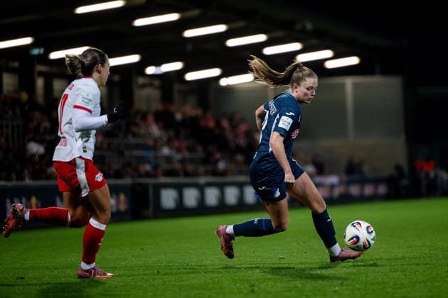 Valesca Ampoorter (TSG Hoffenheim, 18) am Ball, GER, RB Leipzig vs TSG 1899 Hoffenheim, Fussball Google Pixel Frauen Bundesliga, 13. Spieltag, Saison 2025 2026, 14.12.2025 DFB regulations prohibit any use of photographs as image sequences and or quasi-video GER, RB Leipzig vs TSG 1899 Hoffenheim, Fussball Google Pixel Frauen Bundesliga, 13. Spieltag, Saison 2025 2026, 14.12.2025 Leipzig Copyright: xEibner-Pressefoto Memmlerx EP_MMR