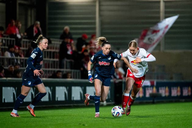 Jill Janssens (TSG Hoffenheim, 09) im Zweikampf mit Emilia Kiaer Asgeirsdottir (RB Leipzig, 08), GER, RB Leipzig vs TSG 1899 Hoffenheim, Fussball Google Pixel Frauen Bundesliga, 13. Spieltag, Saison 2025 2026, 14.12.2025 DFB regulations prohibit any use of photographs as image sequences and or quasi-video GER, RB Leipzig vs TSG 1899 Hoffenheim, Fussball Google Pixel Frauen Bundesliga, 13. Spieltag, Saison 2025 2026, 14.12.2025 Leipzig Copyright: xEibner-Pressefoto Memmlerx EP_MMR