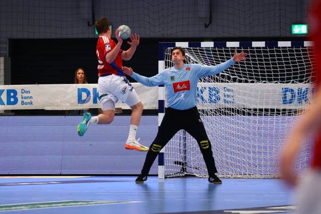 Handball I Herren I Saison 2025 2026 I Bundesliga I 17. Spieltag I HSV Hamburg - GWD Minden I 14.12.2025 Moritz Sauter (33, HSV Hamburg) Malte Semisch (1, GWD Minden) Hamburg Alsterdorfer Sporthalle Hamburg Deutschland Copyright: xLobeca RalfxHomburgx