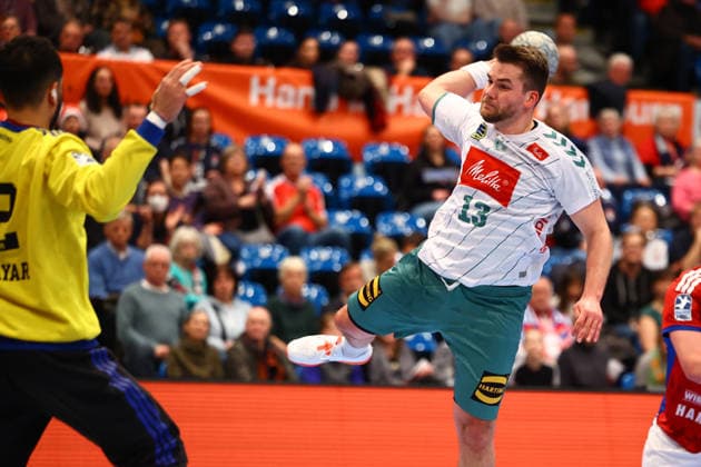 Handball I Herren I Saison 2025 2026 I Bundesliga I 17. Spieltag I HSV Hamburg - GWD Minden I 14.12.2025 Mohamed Essam Moustafa El-Tayar (12, HSV Hamburg) Ian Weber (13, GWD Minden) Hamburg Alsterdorfer Sporthalle Hamburg Deutschland Copyright: xLobeca RalfxHomburgx