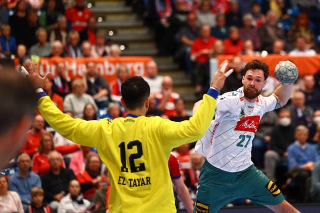 Handball I Herren I Saison 2025 2026 I Bundesliga I 17. Spieltag I HSV Hamburg - GWD Minden I 14.12.2025 Mohamed Essam Moustafa El-Tayar (12, HSV Hamburg) Max Staar (27, GWD Minden) Hamburg Alsterdorfer Sporthalle Hamburg Deutschland Copyright: xLobeca RalfxHomburgx