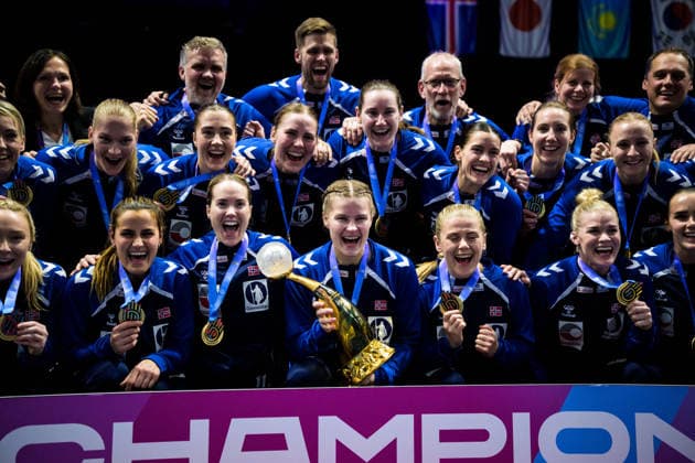 251214 Players of Norway celebrate after winning in the IHF Women s World Championship, WM, Weltmeisterschaft final between Germany and Norway on December 14, 2025 in Rotterdam. Photo: Joel Marklund BILDBYRAN kod JM JM0758 bbeng handball handboll handball vm handball-vm handbolls-vm ihf handball world championship world handball championship 2025 world championship 2025 final tyskland norway norge germany dam jubel Copyright: JOELxMARKLUND BB251214JM113
