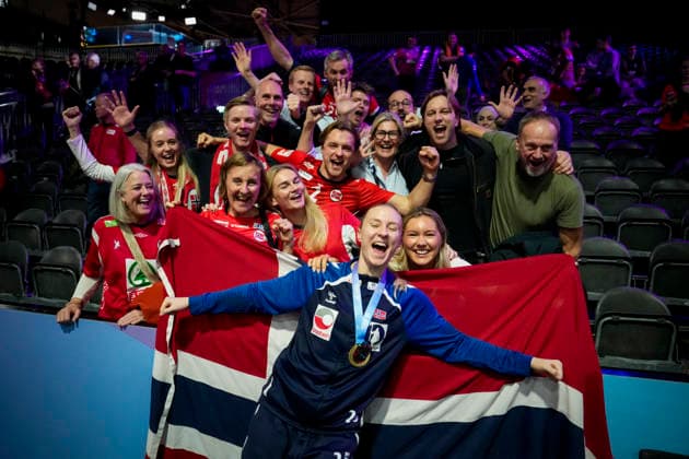 Women s Handball World Championship 2025 Germany Norway Rotterdam, Netherlands 20251214 Henny Ella Reistad with fans after the final of the Women s Handball World Championship between Germany and Norway in Ahoy Arena Photo Beate Oma Dahle NTB Rotterdam Netherlands EDITORIAL USE ONLY RESTRICTED USE FOR BETTING COMPANIES  Copyright: xBeatexOmaxDahlex xNTBx
