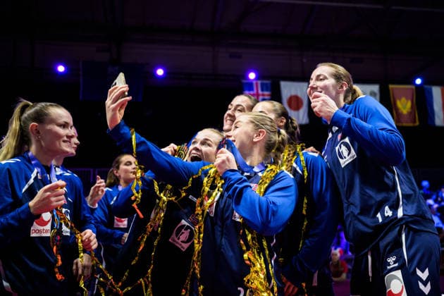251214 Players of Norway celebrate after winning in the IHF Women s World Championship, WM, Weltmeisterschaft final between Germany and Norway on December 14, 2025 in Rotterdam. Photo: Joel Marklund BILDBYRAN kod JM JM0758 bbeng handball handboll handball vm handball-vm handbolls-vm ihf handball world championship world handball championship 2025 world championship 2025 final tyskland norway norge germany dam jubel Copyright: JOELxMARKLUND BB251214JM117