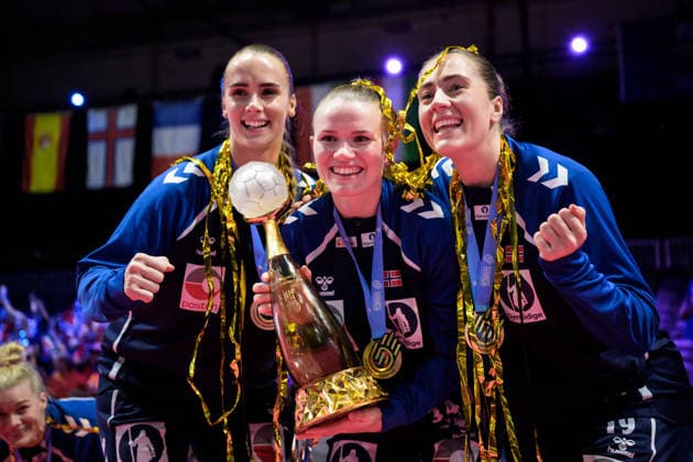 251214 Thale Rushfeldt Deila, Anniken Wollik and Selma HelÃ n Henriksen of Norway celebrate after winning in the IHF Women s World Championship, WM, Weltmeisterschaft final between Germany and Norway on December 14, 2025 in Rotterdam. Photo: Joel Marklund BILDBYRAN kod JM JM0758 bbeng handball handboll handball vm handball-vm handbolls-vm ihf handball world championship world handball championship 2025 world championship 2025 final tyskland norway norge germany dam jubel *** 251214 Thale Rushfeldt Deila, Anniken Wollik and Selma Helén Henriksen of Norway celebrate after winning in the IHF Women s World Championship final between Germany and Norway on December 14, 2025 in Rotterdam Photo Joel Marklund BILDBYRAN kod JM JM0758 bbeng handball handboll handball vm handball vm handbolls vm ihf handball world championship world handball championship 2025 world championship 2025 final tyskland norway norge germany dam jubel  Copyright: JOELxMARKLUND BB251214JM119