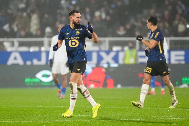 AJ Auxerre v Lille OSC - Ligue 1 McDonald s 2025 2026 06 Nabil BENTALEB (losc) during the Ligue 1 McDonald s match between Auxerre and Lille at Stade Abbe Deschamps on December 14, 2025 in Auxerre, France. Auxerre France  Copyright: xFEPx 776348229