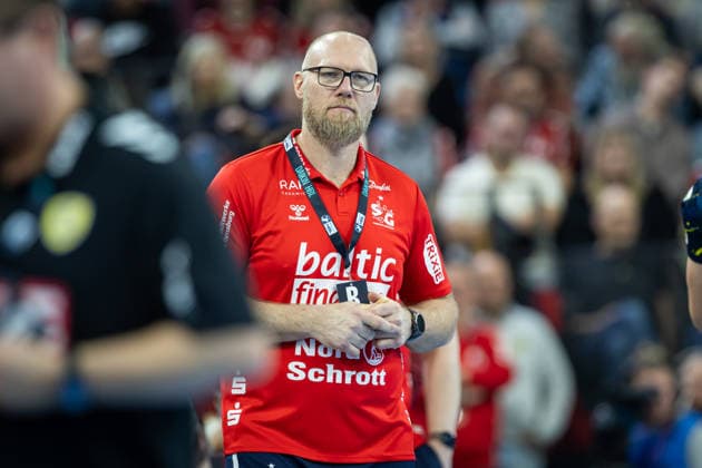 DAIKIN HBL: SG Flensburg-Handewitt vs Rhein-Neckar Löwen; 14.12.25 Ales Pajovic Trainer (Trainer, SG Flensburg-Handewitt) DAIKIN HBL: SG Flensburg-Handewitt vs Rhein-Neckar Löwen, GP JOULE Arena am 14.12.25 Copyright: xBEAUTIFULxSPORTS MarioxM.xKobergx