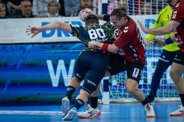 DAIKIN HBL: SG Flensburg-Handewitt vs Rhein-Neckar Löwen; 14.12.25 Jannik Kohlbacher (Nr.80, Rhein-Neckar Löwen) gegen Kent Robin Tønnesen (Nr.23, SG Flensburg-Handewitt) DAIKIN HBL: SG Flensburg-Handewitt vs Rhein-Neckar Löwen, GP JOULE Arena am 14.12.25 Copyright: xBEAUTIFULxSPORTS MarioxM.xKobergx