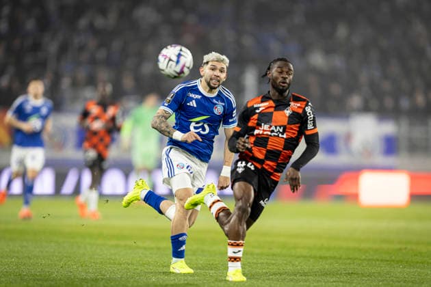 FOOTBALL: Ligue 1 Racing Strasbourg (RCS) vs Lorient. 14 12 2025 Stade de la Meinau. Strasbourg - France Julio Encisco 19 (RCS) et Yonga Darlin Zidane 44  Copyright: xelyxandroxcegarrax