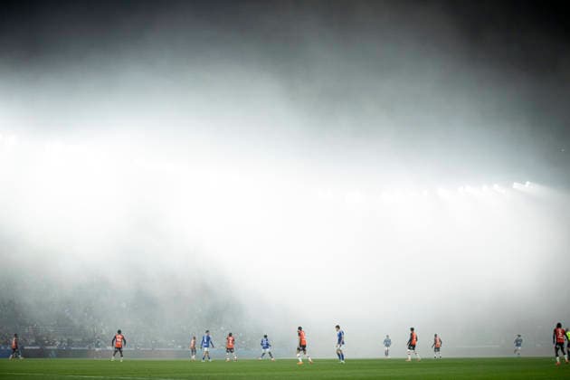 FOOTBALL: Ligue 1 Racing Strasbourg (RCS) vs Lorient. 14 12 2025 Stade de la Meinau. Strasbourg - France match suspendu pendant quelques minutes Ã cause du brouillard  Copyright: xElyxandroxCEGARRAx