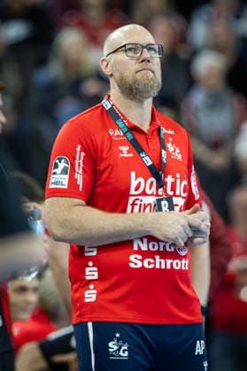 DAIKIN HBL: SG Flensburg-Handewitt vs Rhein-Neckar Löwen; 14.12.25 Ales Pajovic Trainer (Trainer, SG Flensburg-Handewitt) DAIKIN HBL: SG Flensburg-Handewitt vs Rhein-Neckar Löwen, GP JOULE Arena am 14.12.25 Copyright: xBEAUTIFULxSPORTS MarioxM.xKobergx