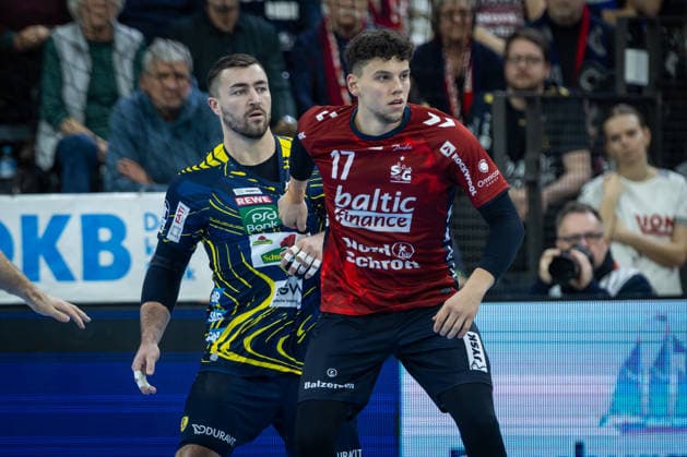 DAIKIN HBL: SG Flensburg-Handewitt vs Rhein-Neckar Löwen; 14.12.25 Kampf am Kreis Jannik Kohlbacher (Nr.80, Rhein-Neckar Löwen), Marko Grgic (Nr.17, SG Flensburg-Handewitt) DAIKIN HBL: SG Flensburg-Handewitt vs Rhein-Neckar Löwen, GP JOULE Arena am 14.12.25 Copyright: xBEAUTIFULxSPORTS MarioxM.xKobergx