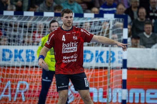 DAIKIN HBL: SG Flensburg-Handewitt vs Rhein-Neckar Löwen; 14.12.25 Johannes Golla (Nr.04, SG Flensburg-Handewitt) dirigiert die Abwehr DAIKIN HBL: SG Flensburg-Handewitt vs Rhein-Neckar Löwen, GP JOULE Arena am 14.12.25 Copyright: xBEAUTIFULxSPORTS MarioxM.xKobergx