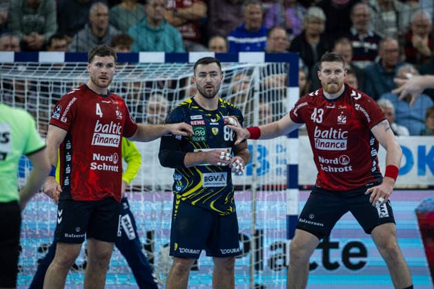DAIKIN HBL: SG Flensburg-Handewitt vs Rhein-Neckar Löwen; 14.12.25 Kampf am Kreis Johannes Golla (Nr.04, SG Flensburg-Handewitt), Jannik Kohlbacher (Nr.80, Rhein-Neckar Löwen), Blaz Blagotinsek (Nr.43, SG Flensburg-Handewitt) DAIKIN HBL: SG Flensburg-Handewitt vs Rhein-Neckar Löwen, GP JOULE Arena am 14.12.25 Copyright: xBEAUTIFULxSPORTS MarioxM.xKobergx