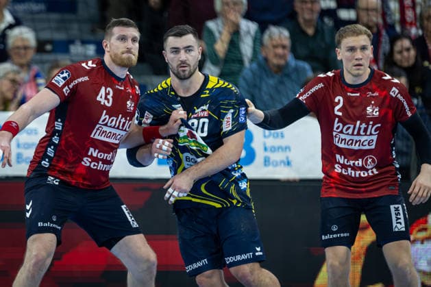 DAIKIN HBL: SG Flensburg-Handewitt vs Rhein-Neckar Löwen; 14.12.25 Kampf am Kreis Blaz Blagotinsek (Nr.43, SG Flensburg-Handewitt), Jannik Kohlbacher (Nr.80, Rhein-Neckar Löwen), Simon Pytlick (Nr.02, SG Flensburg-Handewitt) DAIKIN HBL: SG Flensburg-Handewitt vs Rhein-Neckar Löwen, GP JOULE Arena am 14.12.25 Copyright: xBEAUTIFULxSPORTS MarioxM.xKobergx