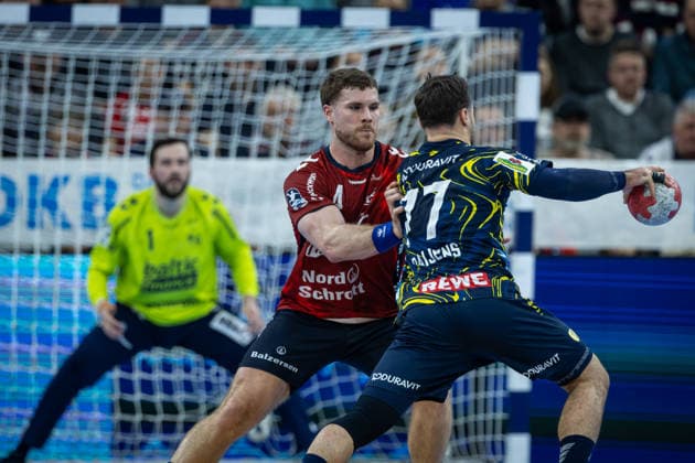 DAIKIN HBL: SG Flensburg-Handewitt vs Rhein-Neckar Löwen; 14.12.25 Abwehraktion von Johannes Golla (Nr.04, SG Flensburg-Handewitt) gegen Dani Baijens (Nr.77, Rhein-Neckar Löwen) DAIKIN HBL: SG Flensburg-Handewitt vs Rhein-Neckar Löwen, GP JOULE Arena am 14.12.25 Copyright: xBEAUTIFULxSPORTS MarioxM.xKobergx