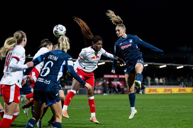 Selina Cerci (TSG Hoffenheim, 29) im Zweikampf mit Delice Boboy (RB Leipzig, 17), GER, RB Leipzig vs TSG 1899 Hoffenheim, Fussball Google Pixel Frauen Bundesliga, 13. Spieltag, Saison 2025 2026, 14.12.2025 DFB regulations prohibit any use of photographs as image sequences and or quasi-video GER, RB Leipzig vs TSG 1899 Hoffenheim, Fussball Google Pixel Frauen Bundesliga, 13. Spieltag, Saison 2025 2026, 14.12.2025 Leipzig Copyright: xEibner-Pressefoto Memmlerx EP_MMR