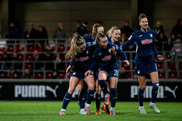 Valesca Ampoorter (TSG Hoffenheim, 18), Laura Gloning (TSG Hoffenheim, 20), Vanessa Diehm (TSG Hoffenheim, 06), Franziska Harsch (TSG Hoffenheim, 17) jubeln ueber das Tor zum 1:2, GER, RB Leipzig vs TSG 1899 Hoffenheim, Fussball Google Pixel Frauen Bundesliga, 13. Spieltag, Saison 2025 2026, 14.12.2025 DFB regulations prohibit any use of photographs as image sequences and or quasi-video GER, RB Leipzig vs TSG 1899 Hoffenheim, Fussball Google Pixel Frauen Bundesliga, 13. Spieltag, Saison 2025 2026, 14.12.2025 Leipzig Copyright: xEibner-Pressefoto Memmlerx EP_MMR