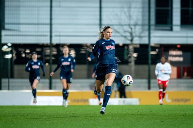 Melissa Koessler (TSG Hoffenheim, 25) am Ball, GER, RB Leipzig vs TSG 1899 Hoffenheim, Fussball Google Pixel Frauen Bundesliga, 13. Spieltag, Saison 2025 2026, 14.12.2025 DFB regulations prohibit any use of photographs as image sequences and or quasi-video GER, RB Leipzig vs TSG 1899 Hoffenheim, Fussball Google Pixel Frauen Bundesliga, 13. Spieltag, Saison 2025 2026, 14.12.2025 Leipzig Copyright: xEibner-Pressefoto Memmlerx EP_MMR