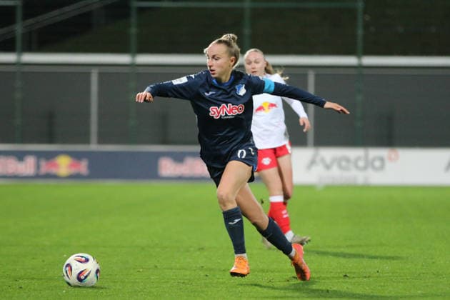 14.12.2025 Fußball Frauen 2025 2026 Google Pixel Frauen-Bundesliga 13. Spieltag RB Leipzig - TSG Hoffenheim RB-Trainingszentrum am Cottaweg Leipzig Vanessa Diehm (TSG, 6, blau) am Ball. Leipzig Sachsen Deutschland