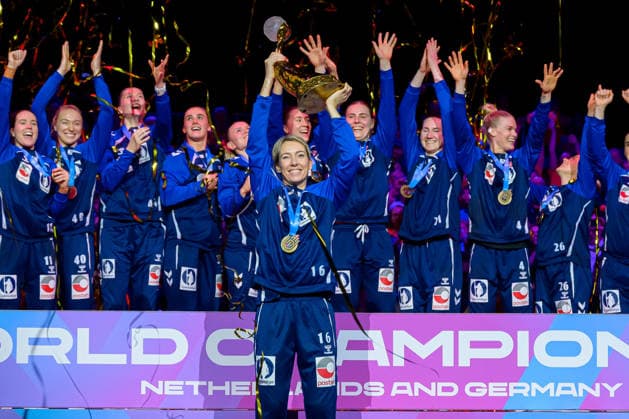 Handball, Frauen WM, Finale: Deutschland - Norwegen Katrine Lunde (Norwegen) hebt den Pokal in die HJöhe Rotterdam Ahoy Arena Niederlande