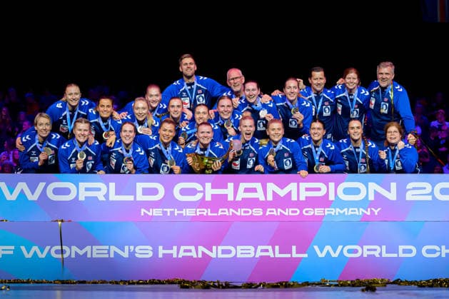 Handball, Frauen WM, Finale: Deutschland - Norwegen die Mannschaft von Norwegen Schlussjubel Schlußjubel Emotion Freude Rotterdam Ahoy Arena Niederlande