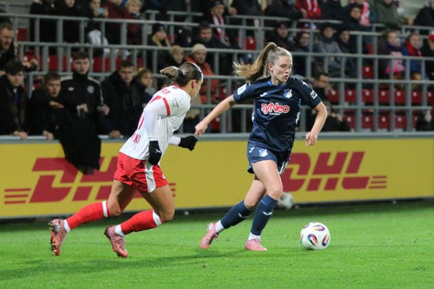 14.12.2025 Fußball Frauen 2025 2026 Google Pixel Frauen-Bundesliga 13. Spieltag RB Leipzig - TSG Hoffenheim RB-Trainingszentrum am Cottaweg Leipzig Valesca Ampoorter (TSG, 18, blau) im Laufduell mit Gina Chmielinski (RBL, 10, weiß). Leipzig Sachsen Deutschland
