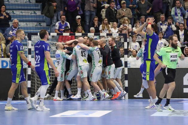 14.12.2025, xtgx, VfL Gummersbach - SC Magdeburg v.l. Magdeburg Jubel ueber den Sieg, Jubel nach Spielende, Gummersbach enttaeuscht, schaut enttaeuscht, niedergeschlagen, disappointed Gummersbach
