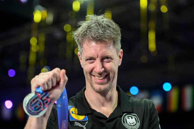 Trainer Markus Gaugisch (GER) mit der Silbermedaille, 2.Platz, Handball Weltmeisterschaft der Frauen 2025, Finale Deutschland (GER) - Norwegen (NOR), am 14.12.2025 in Rotterdam Niederlande. Handball WM der Frauen vom 26.11.-14.12.2025 in Deutschland Niederlande. Â