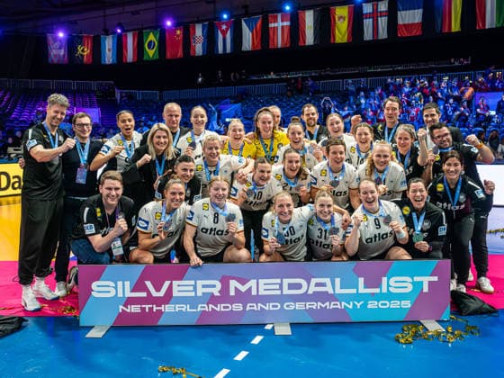 Die deutsche Mannschaft mit der Silbermedaille, Deutschland vs. Norwegen, Handball, Weltmeisterschaft, Frauen, Spielzeit 2025 2026, 14.12.2025, Deutschland vs. Norwegen, Handball, Weltmeisterschaft, Frauen, Spielzeit 2025 2026, 14.12.2025 Rotterdam *** The German team with the silver medal, Germany vs Norway, Handball, World Championship, Women, 2025 2026 season, 14 12 2025, Germany vs Norway, Handball, World Championship, Women, 2025 2026 season, 14 12 2025 Rotterdam Copyright: xEibner-Pressefoto MichaelxSchmidx EP_MST