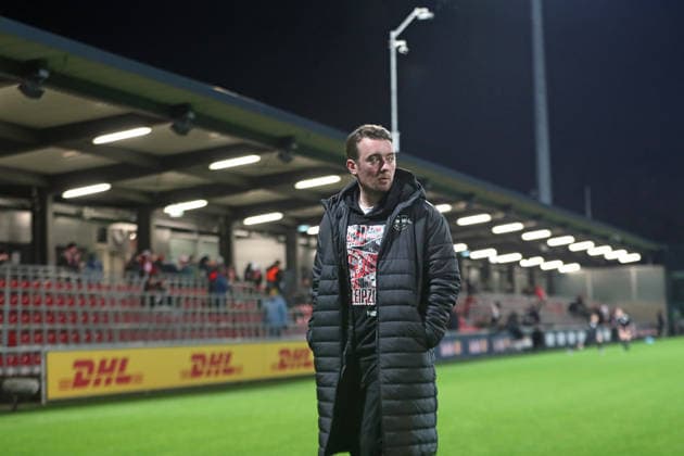 Google Pixel Frauen-Bundesliga, RB Leipzig - TSG Hoffenheim; 14.12.2025 Cheftrainer Jonas Stephan (RB Leipzig). Fußball, Google Pixel Frauen-Bundesliga, Saison 2025 2026, 13. Spieltag: RB Leipzig vs. TSG 1899 Hoffenheim am 14.12.2025, Trainingszentrum Cottaweg, Leipzig. DFB REGULATIONS PROHIBIT ANY USE OF PHOTOGRAPHS AS IMAGE SEQUENCES AND OR QUASI-VIDEO. Copyright: xBEAUTIFULxSPORTS JanxKaeferx