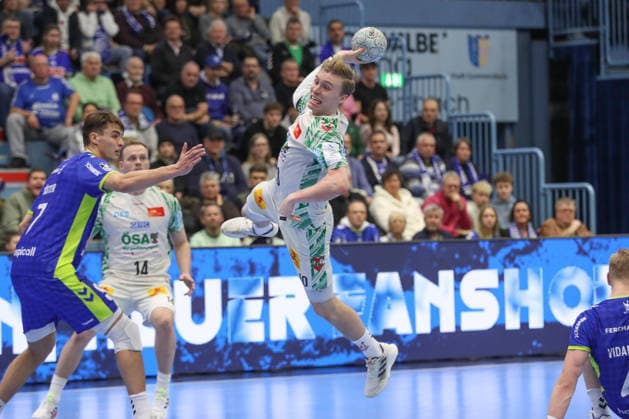 14.12.2025, xtgx, VfL Gummersbach - SC Magdeburg v.l. Gisli Thorgeir Kristjansson (Magdeburg, 10) wirft Tor, Torschuetze, erzielt Tor, Treffer, scores the goal Gummersbach