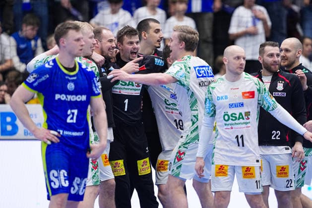 14.12.2025, xydrx, Handball, 1.HBL, VfL Gummersbach - SC Magdeburg, Schwalbe-Arena: Sergey Hernandez Ferrer (SC Magdeburg 1) Elvar Oern Jonsson (SC Magdeburg 19) Daniel Pettersson (SC Magdeburg 11) bejubeln den Sieg Photo: xYannisxDreimannxPressefotoKochx Nordrhein-Westfahlen Deutschland