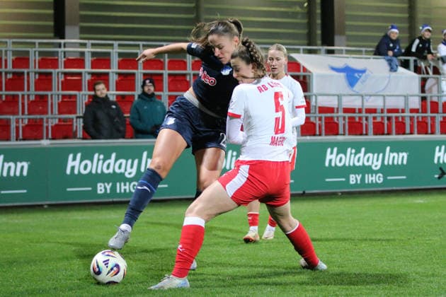14.12.2025 Fußball Frauen 2025 2026 Google Pixel Frauen-Bundesliga 13. Spieltag RB Leipzig - TSG Hoffenheim RB-Trainingszentrum am Cottaweg Leipzig Melissa Kössler (TSG, 25, blau) im Duell mit Julia Magerl (RBL, 5, weiß). Leipzig Sachsen Deutschland