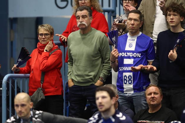 14.12.2025, xtgx, VfL Gummersbach - SC Magdeburg v.l. der ehemalige Bundestrainer Heiner Brand auf der Tribüne Gummersbach