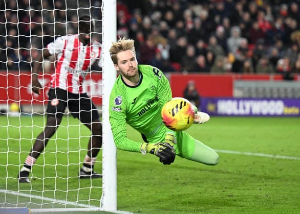 14th December 2025; Gtech Community Stadium, Brentford, London, England; Premier League Football, Brentford versus Leeds United; Caoimhin Kelleher of Brentford saves a shot at goal  SimonxWest