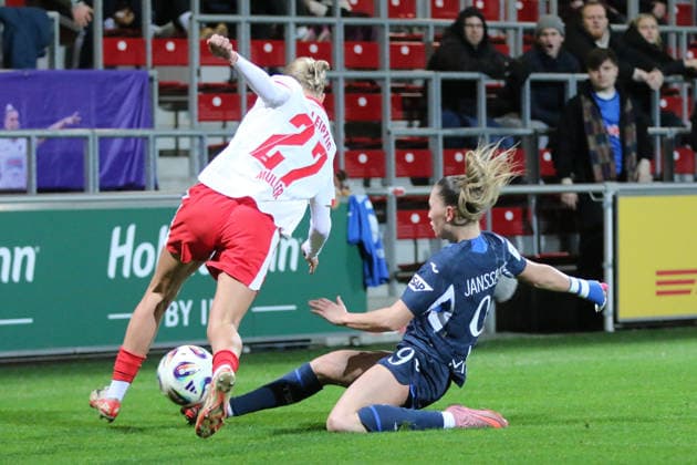 14.12.2025 Fußball Frauen 2025 2026 Google Pixel Frauen-Bundesliga 13. Spieltag RB Leipzig - TSG Hoffenheim RB-Trainingszentrum am Cottaweg Leipzig Jill Janssens (TSG, 9, blau) im Zweikampf mit Marlene Müller (RBL, 27, weiß). Leipzig Sachsen Deutschland