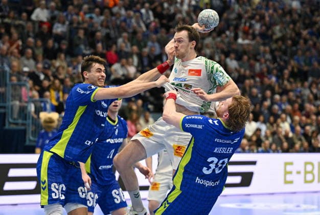 RECORD DATE NOT STATED Felix Claar (SC Magdeburg 7) gegen Julian Koester (VfL Gummersbach 7) und Tom Kiesler (VfL Gummersbach 30) VfL Gummersbach vs. SC Magdeburg, Handball, Daikin 1. Bundesliga, 17. Spieltag, Spielzeit 2025-2026, Schwalbe Arena Gummersbach, 14.12.2025 VfL Gummersbach vs. SC Magdeburg, Handball, Daikin 1. Bundesliga, 17. Spieltag, Spielzeit 2025-2026, Schwalbe Arena Gummersbach, 14.12.2025 Gummersbach Copyright: xEibner-Pressefoto JuergenxAugstx EP_JAT