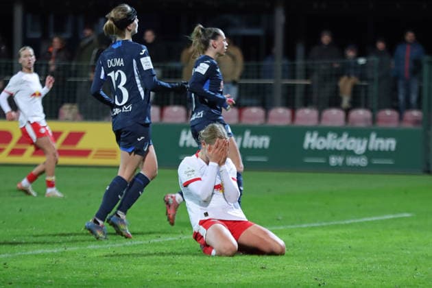 Google Pixel Frauen-Bundesliga, RB Leipzig - TSG Hoffenheim; 14.12.2025 Emilia Kiaer Asgeirsdottir (8, RB Leipzig) schläght nach einer vergebenen Chance enttäuscht die Hände vors Gesicht. Fußball, Google Pixel Frauen-Bundesliga, Saison 2025 2026, 13. Spieltag: RB Leipzig vs. TSG 1899 Hoffenheim am 14.12.2025, Trainingszentrum Cottaweg, Leipzig. DFB REGULATIONS PROHIBIT ANY USE OF PHOTOGRAPHS AS IMAGE SEQUENCES AND OR QUASI-VIDEO. Copyright: xBEAUTIFULxSPORTS JanxKaeferx