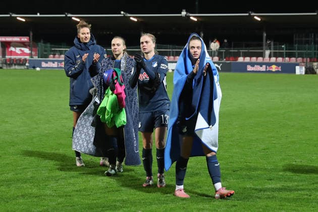 Google Pixel Frauen-Bundesliga, RB Leipzig - TSG Hoffenheim; 14.12.2025 Einige Hoffenheimer Spielerinnen applaudieren den mitgereisten Fans. Jubel, Freude, Sieg. Fußball, Google Pixel Frauen-Bundesliga, Saison 2025 2026, 13. Spieltag: RB Leipzig vs. TSG 1899 Hoffenheim am 14.12.2025, Trainingszentrum Cottaweg, Leipzig. DFB REGULATIONS PROHIBIT ANY USE OF PHOTOGRAPHS AS IMAGE SEQUENCES AND OR QUASI-VIDEO. Copyright: xBEAUTIFULxSPORTS JanxKaeferx