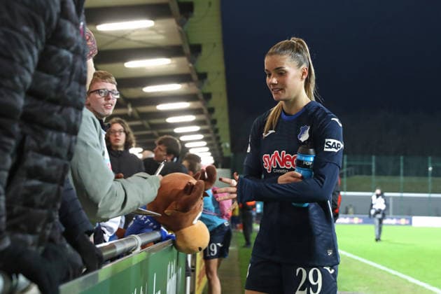Google Pixel Frauen-Bundesliga, RB Leipzig - TSG Hoffenheim; 14.12.2025 Selina Cerci (29, TSG Hoffenheim) bei den Fans. Fußball, Google Pixel Frauen-Bundesliga, Saison 2025 2026, 13. Spieltag: RB Leipzig vs. TSG 1899 Hoffenheim am 14.12.2025, Trainingszentrum Cottaweg, Leipzig. DFB REGULATIONS PROHIBIT ANY USE OF PHOTOGRAPHS AS IMAGE SEQUENCES AND OR QUASI-VIDEO. Copyright: xBEAUTIFULxSPORTS JanxKaeferx