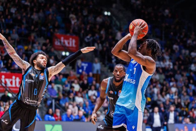 easycredit BBL, Frankfurt Skyliners - Science City Jena, 14.12.2025 Isaiah Swope (Frankfurt Skyliners, 1) mit einem Wurf gegen Tavian Dunn-Martin (Science City Jena, 0), der sich vergeblich streckt Spiel der easycredit BBL Frankfurt Skyliners - Science City Jena; am 10. Spieltag der Saison 25 26 in der Süwag Energie ARENA am 14.12.2025 Copyright: xBEAUTIFULxSPORTS Hahnex
