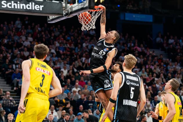 Zacharie Perrin (Veolia Towers Hamburg, 52) beim Dunk, GER, Veolia Towers Hamburg vs Alba Berlin, Basketball, Bundesliga, Spieltag 10, Saison 2025 2026, 14.12.2025 GER, Veolia Towers Hamburg vs Alba Berlin, Basketball, Bundesliga, Spieltag 10, Saison 2025 2026, 14.12.2025 Hamburg Copyright: xEibner-Pressefoto MaxxVincenx EP_MVN