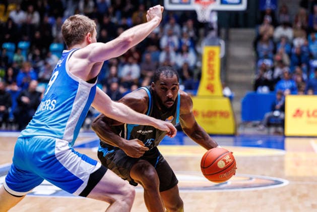 easycredit BBL, Frankfurt Skyliners - Science City Jena, 14.12.2025 Naz Bohannon (Science City Jena, 15) gegen Till Pape (Frankfurt Skyliners, 19) Spiel der easycredit BBL Frankfurt Skyliners - Science City Jena; am 10. Spieltag der Saison 25 26 in der Süwag Energie ARENA am 14.12.2025 Copyright: xBEAUTIFULxSPORTS Hahnex