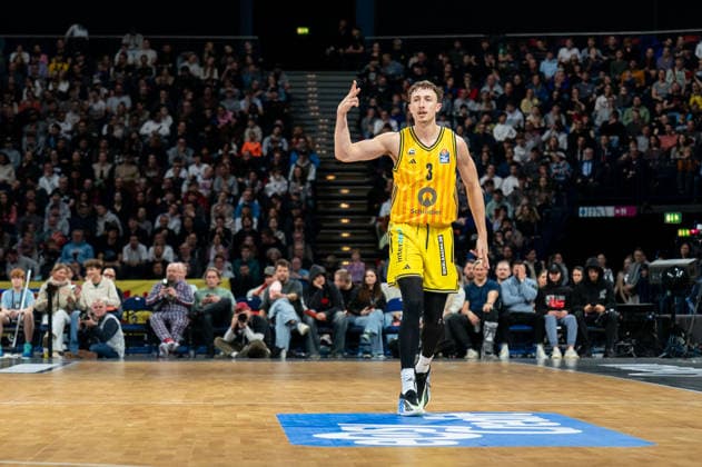 Alex OConnell (ALBA Berlin, 03) jubelt Jubel, GER, Veolia Towers Hamburg vs Alba Berlin, Basketball, Bundesliga, Spieltag 10, Saison 2025 2026, 14.12.2025 GER, Veolia Towers Hamburg vs Alba Berlin, Basketball, Bundesliga, Spieltag 10, Saison 2025 2026, 14.12.2025 Hamburg Copyright: xEibner-Pressefoto MaxxVincenx EP_MVN