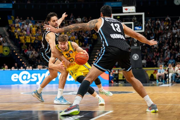 Bennet Hundt (ALBA Berlin, 33) im Dribbling gegen Benedikt Turudic (Veolia Towers Hamburg, 44) und Martin Breunig (Veolia Towers Hamburg, 13), GER, Veolia Towers Hamburg vs Alba Berlin, Basketball, Bundesliga, Spieltag 10, Saison 2025 2026, 14.12.2025 GER, Veolia Towers Hamburg vs Alba Berlin, Basketball, Bundesliga, Spieltag 10, Saison 2025 2026, 14.12.2025 Hamburg Copyright: xEibner-Pressefoto MaxxVincenx EP_MVN