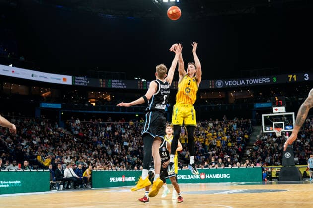 Alex OConnell (ALBA Berlin, 03) beim Wurf, Zsombor Maronka (Veolia Towers Hamburg, 05), GER, Veolia Towers Hamburg vs Alba Berlin, Basketball, Bundesliga, Spieltag 10, Saison 2025 2026, 14.12.2025 GER, Veolia Towers Hamburg vs Alba Berlin, Basketball, Bundesliga, Spieltag 10, Saison 2025 2026, 14.12.2025 Hamburg Copyright: xEibner-Pressefoto MaxxVincenx EP_MVN