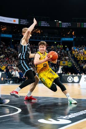 Bennet Hundt (ALBA Berlin, 33) im Dribbling gegen Jared Grey (Veolia Towers Hamburg, 08), GER, Veolia Towers Hamburg vs Alba Berlin, Basketball, Bundesliga, Spieltag 10, Saison 2025 2026, 14.12.2025 GER, Veolia Towers Hamburg vs Alba Berlin, Basketball, Bundesliga, Spieltag 10, Saison 2025 2026, 14.12.2025 Hamburg Copyright: xEibner-Pressefoto MaxxVincenx EP_MVN